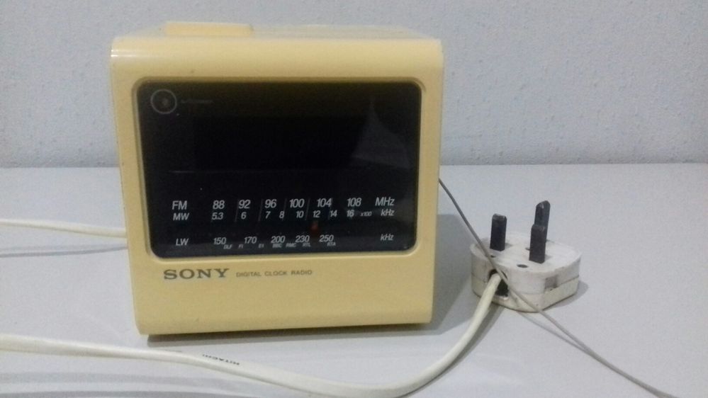 Колекційний ретро радіоприймач SONY ICF-C11L 1979 року