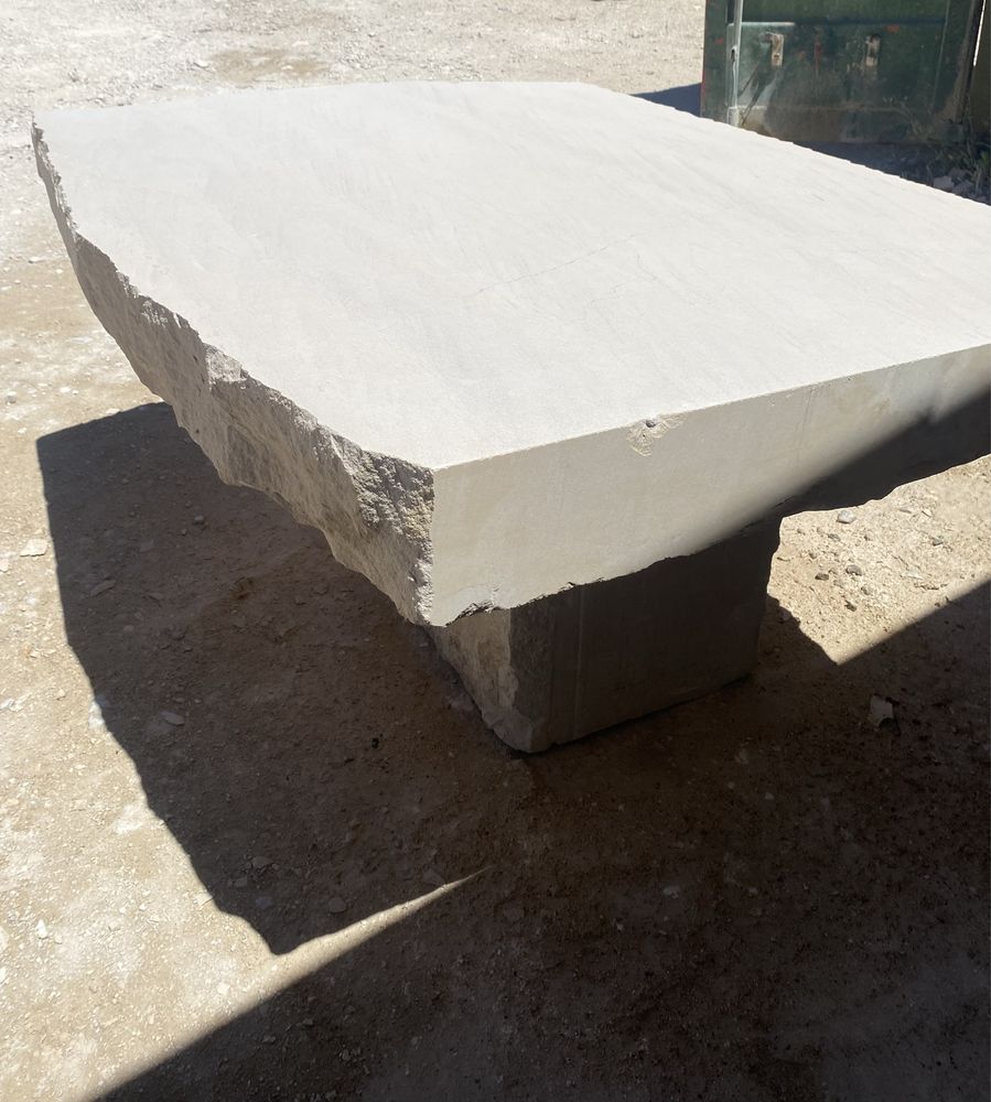Mesa em pedra natural