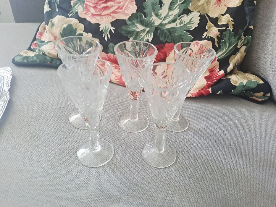 Kieliszki, karafka, cukiernica, popielnica i różne