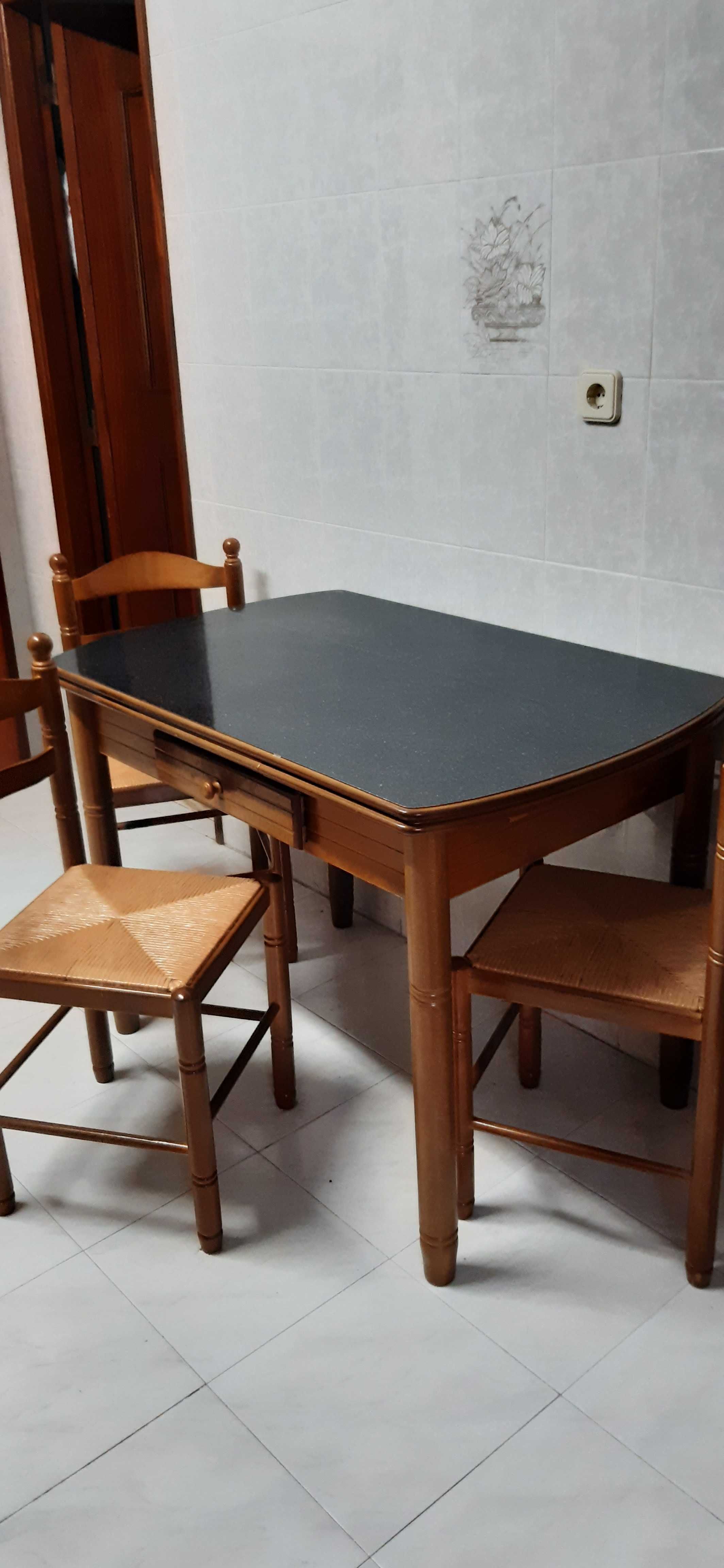 Mesa de cozinha c/ tampo a imitar granito preto gaveta e 4 cadeiras.