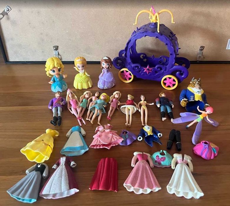 Conjunto de Bonecas Princesas Disney + Acessórios e Carruagem
