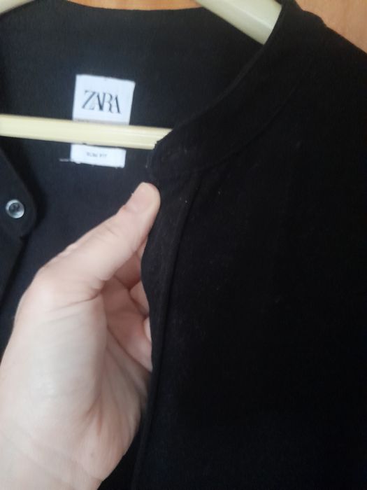 Camisa preta sem gola.