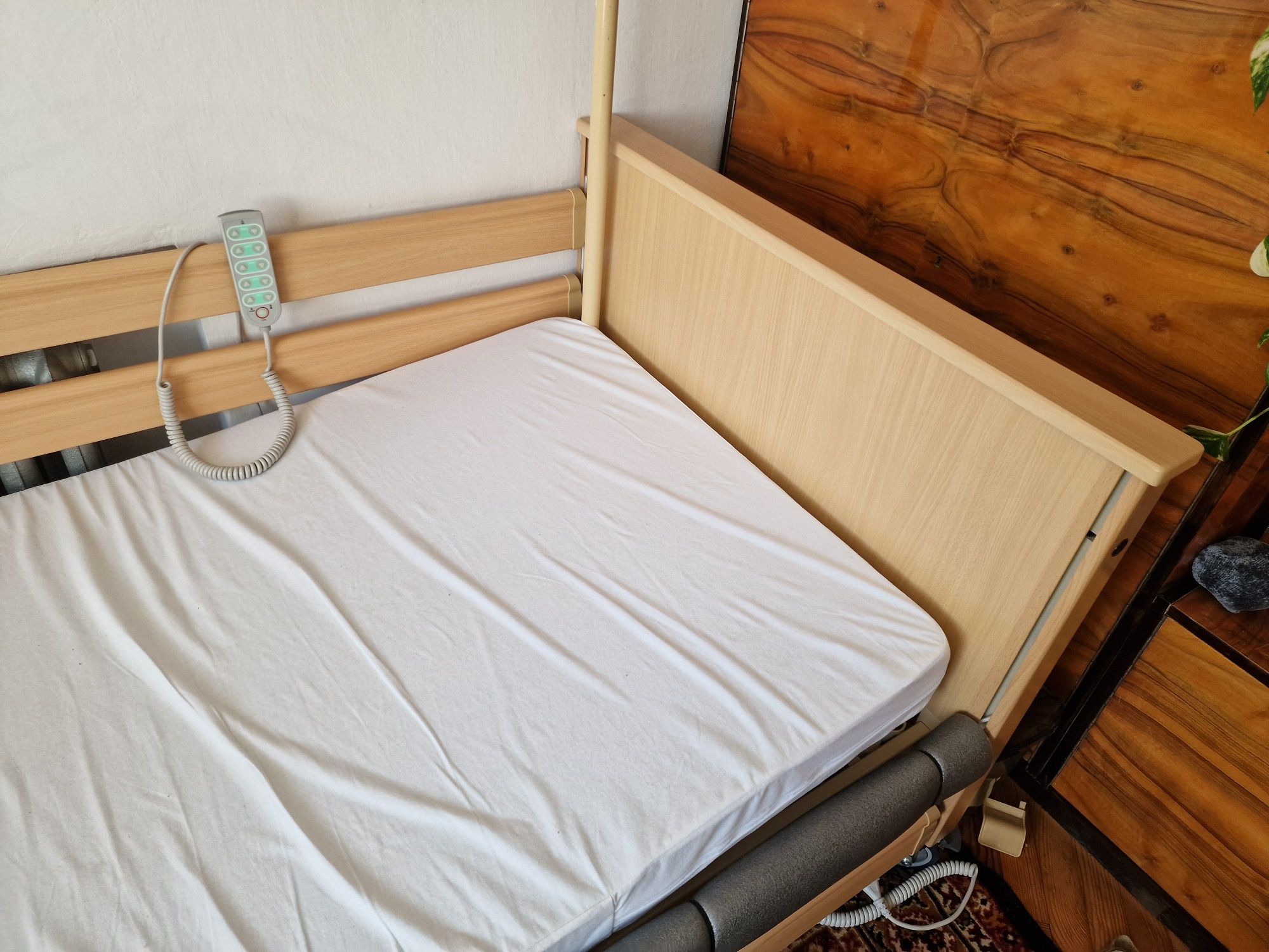Łóżko rehabilitacyjne elektryczne z podnośnikiem