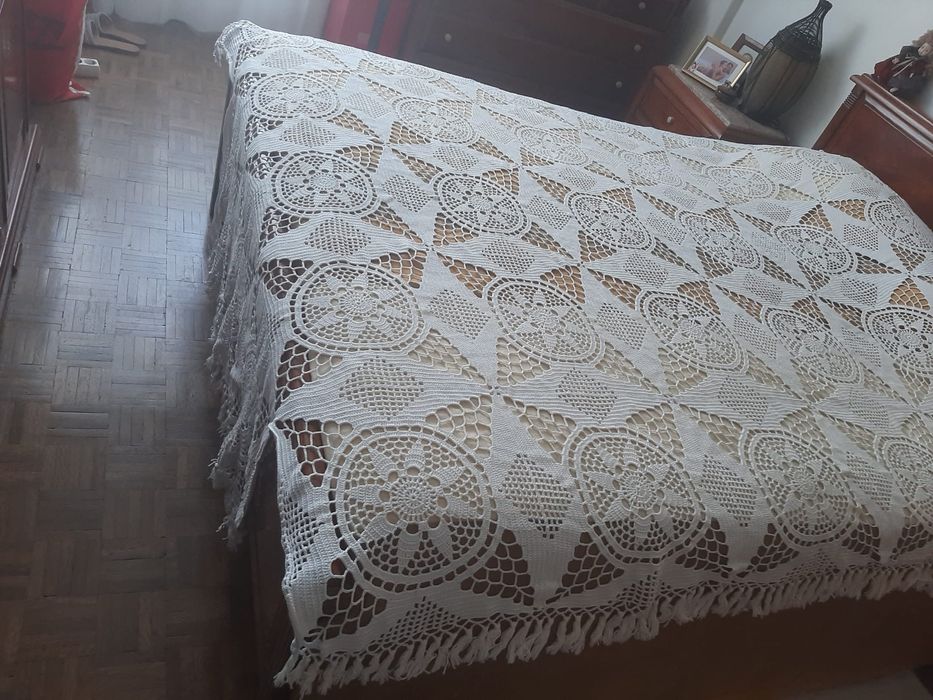 Vende-se colcha de renda feita à mão