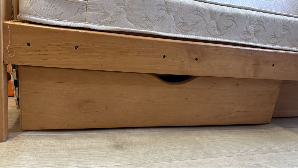 Ліжко з матрасом та висувними шухлядами