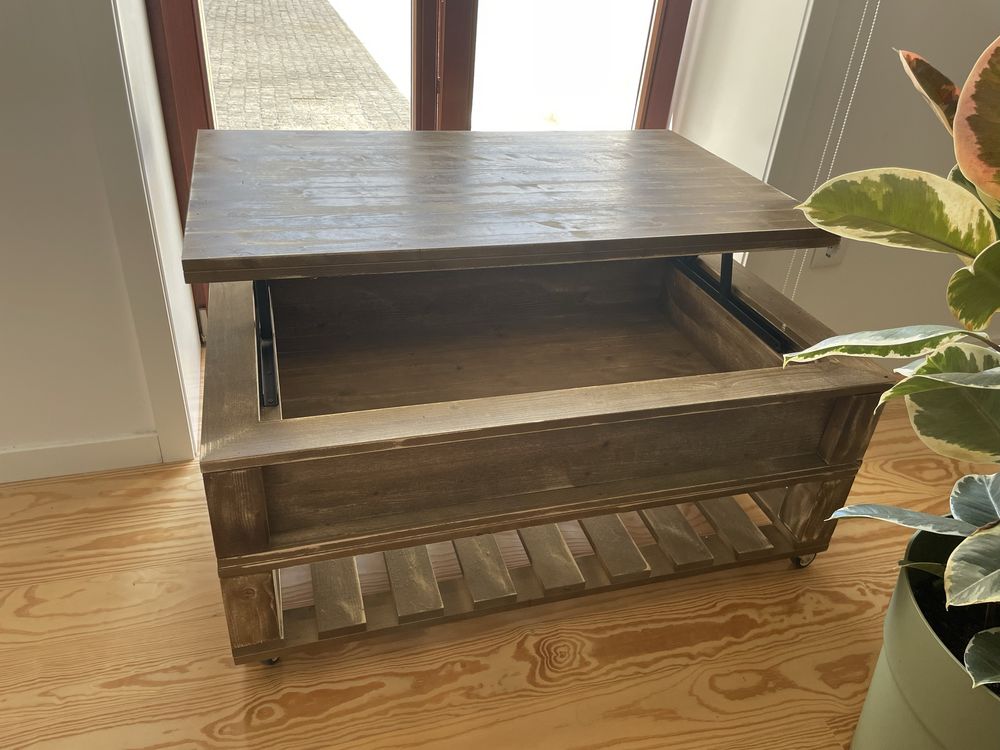Mesa de café com sistema de elevação