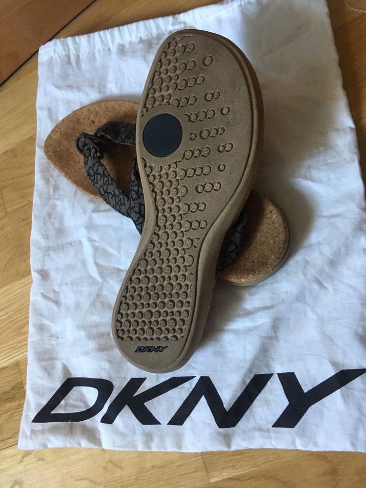 Sandálias em pele/cortiça DKNY