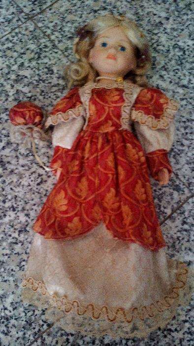 Boneca de loiça de vestido vermelho