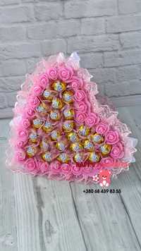 Рожевий букет із цукерками в формі серця, букеты из конфет