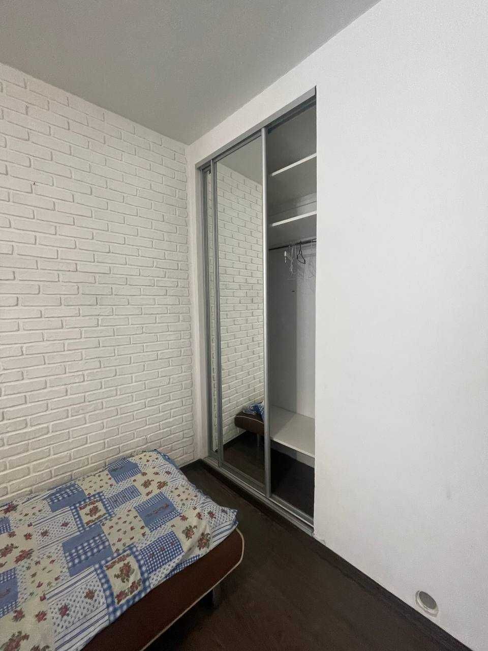 Продам 2 комнатную квартиру в крепкой сталинке