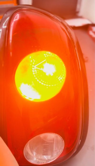 Желтые лампочки в Американские красные фонари