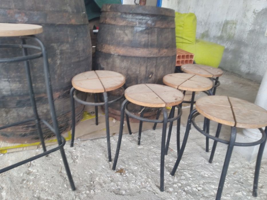 Duas barricas/barris com 9 bancos.