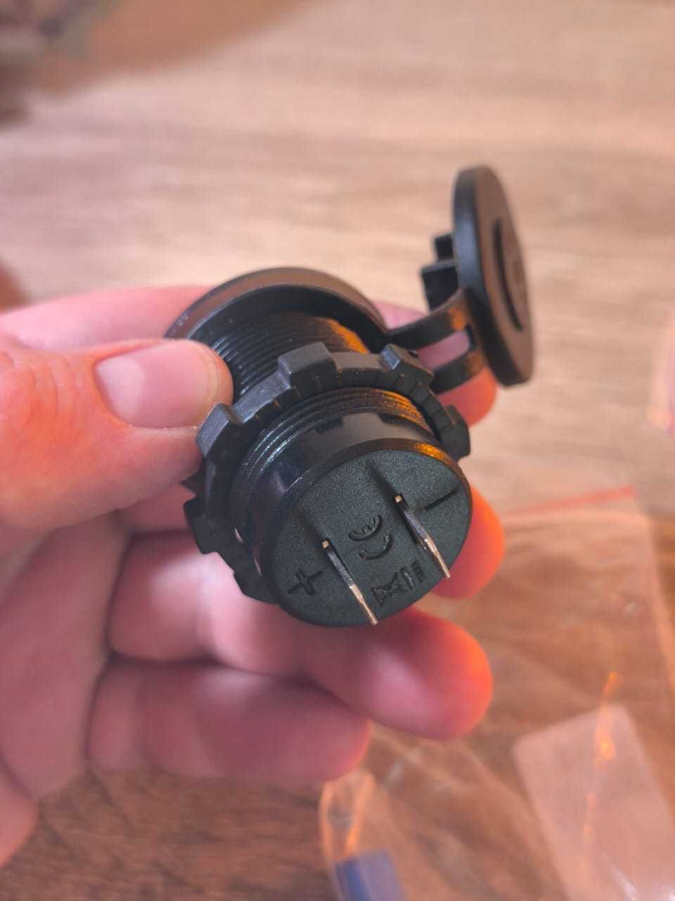 USB зарядка з вольтметром в авто, або прибори