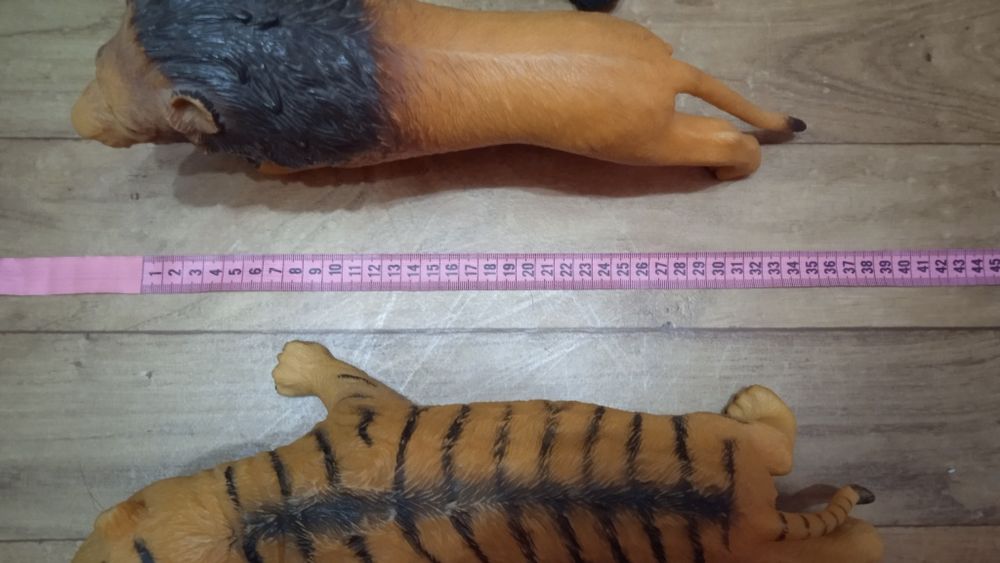 Звери большие  резиновые .