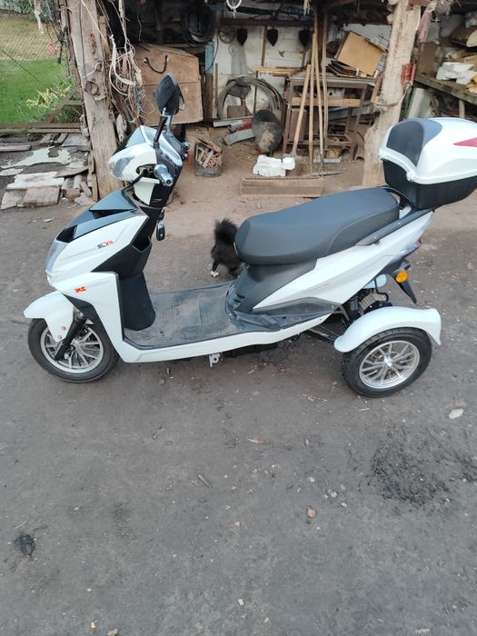 Єлектроскутер трьох колісний.