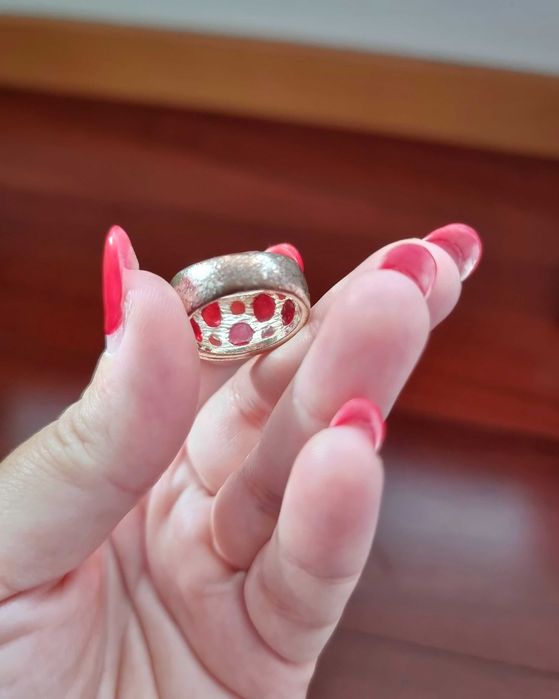 Anel prateado e vermelho