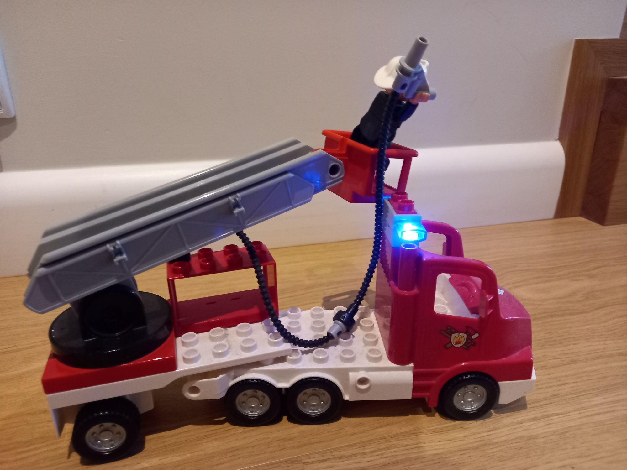 Lego Duplo wóz strażacki
