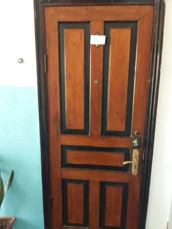 Входная деревянная двойная дверь