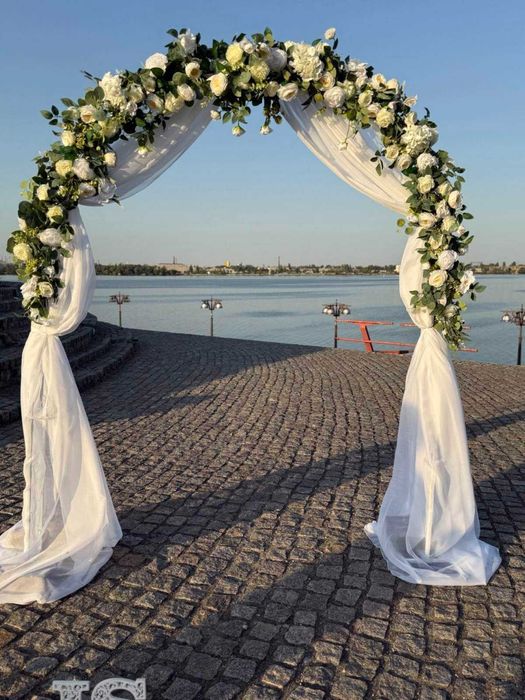 Весільна церемонія арка стіл