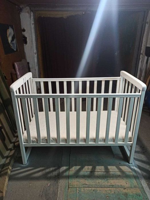 Дитяче дерев’яне ліжечко