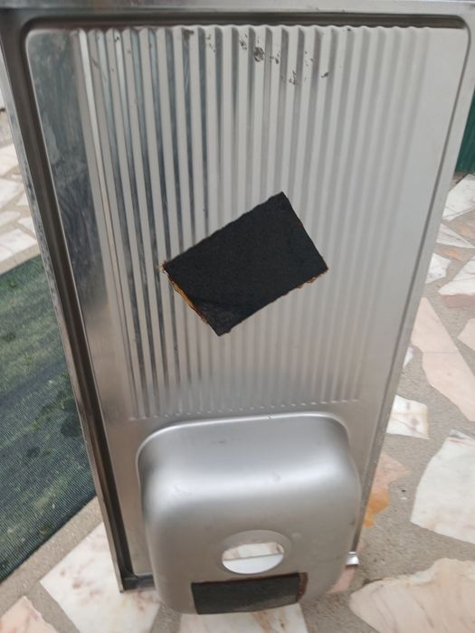 Lava loiça de inox.