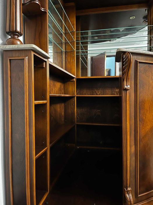 Móvel de Bar em Madeira de Lei – Completo, com Luz e Suporte de Copos