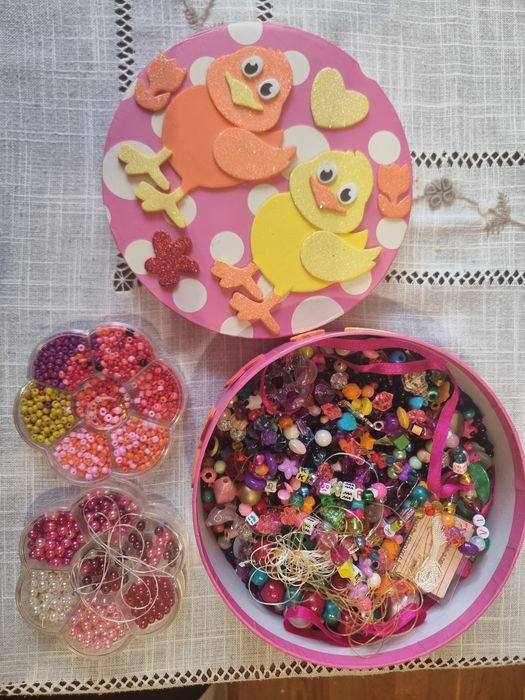 Koraliki do robienia bransoletek i naszyjników.