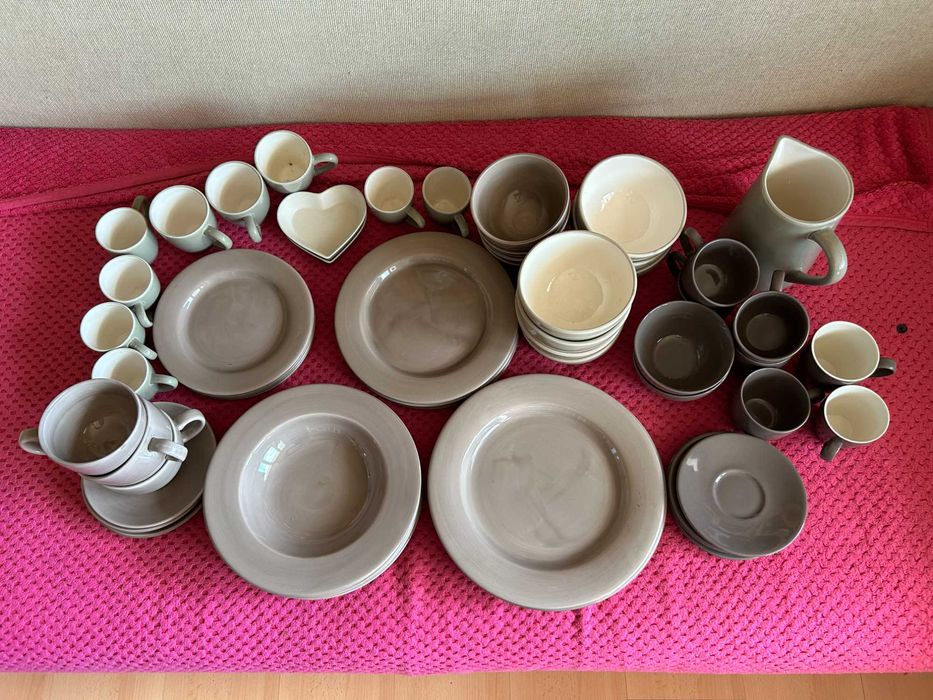 Zestaw naczyń, zastawa stołowa, naczynia brązowe, szare