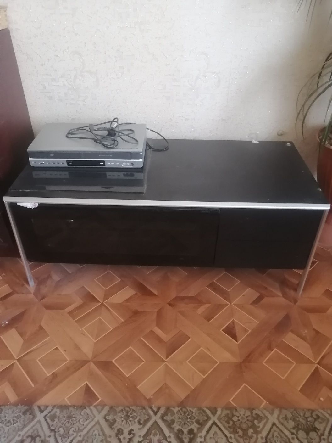 Продам тумбу под телевизор.