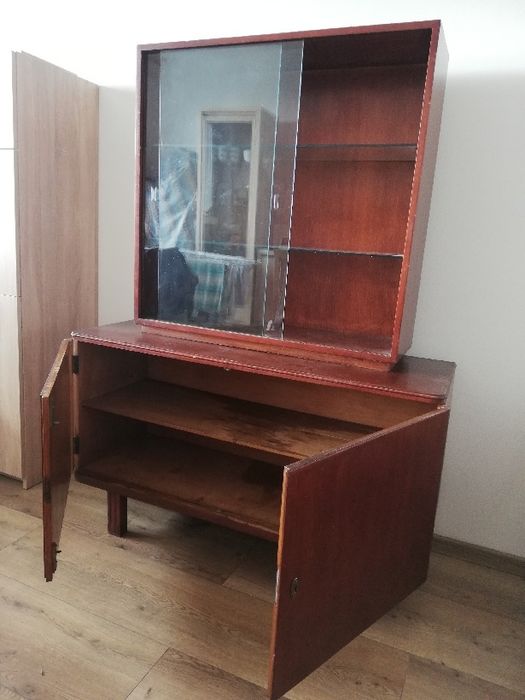 Elegancki bufet z oszkloną witryną