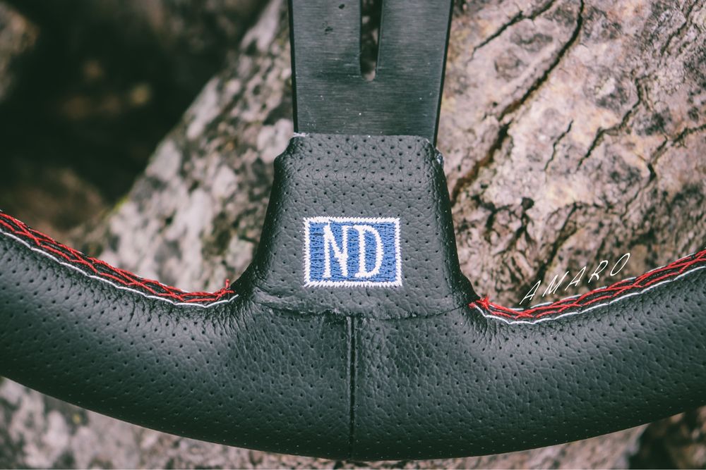 Volante Desportivo Nardi Torino em Pele Preta Perfurada|NOVO