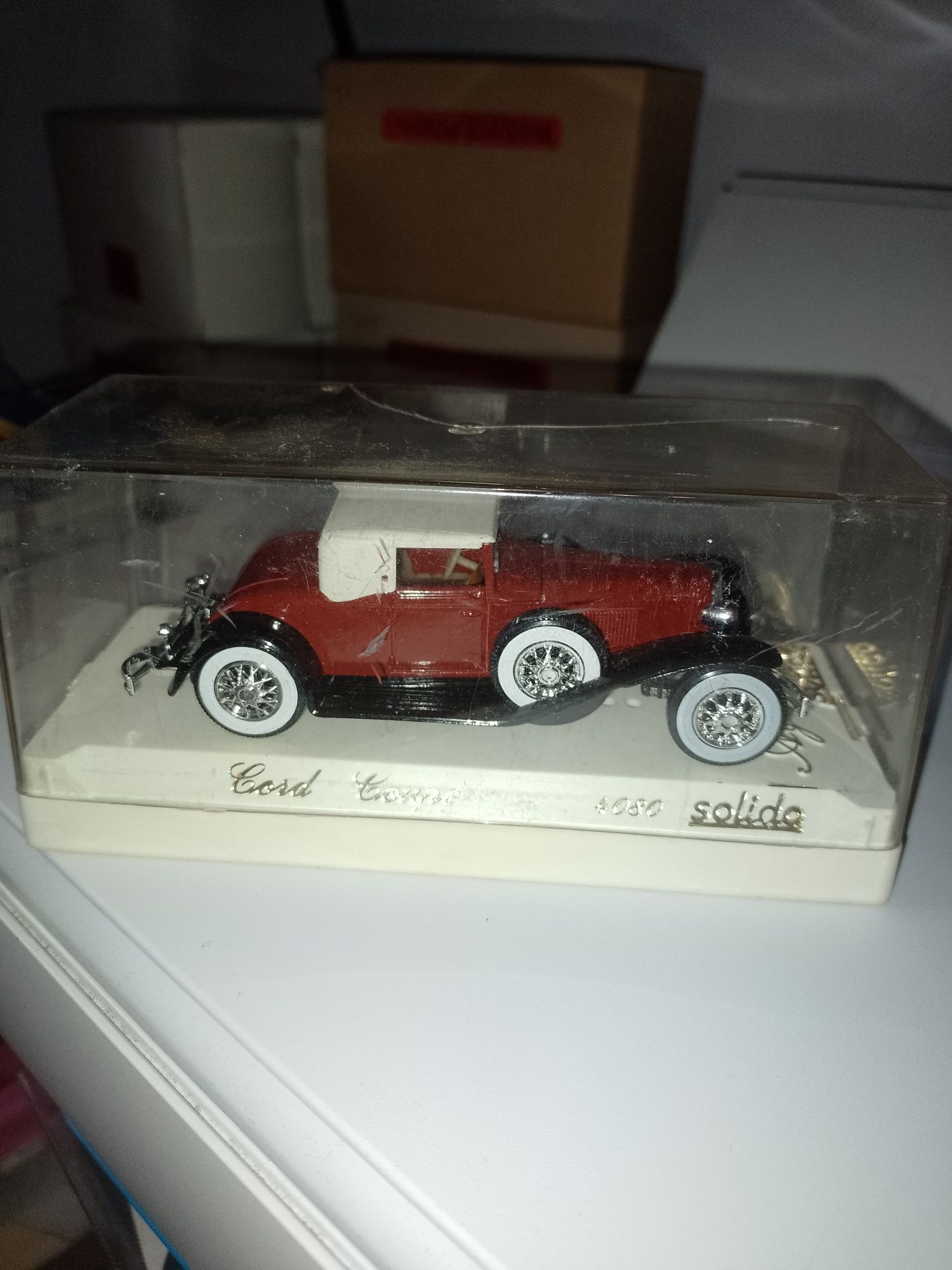 Model francuskiej firmy solido 4080 Ford coupe w skali 1/43