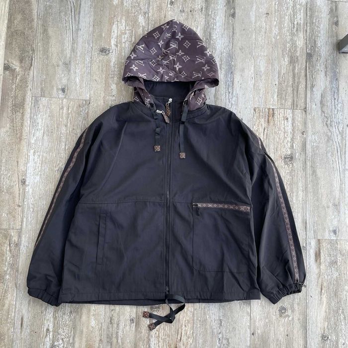 Jaqueta corta-vento com capuz LV Monograma - preta, tamanho XL