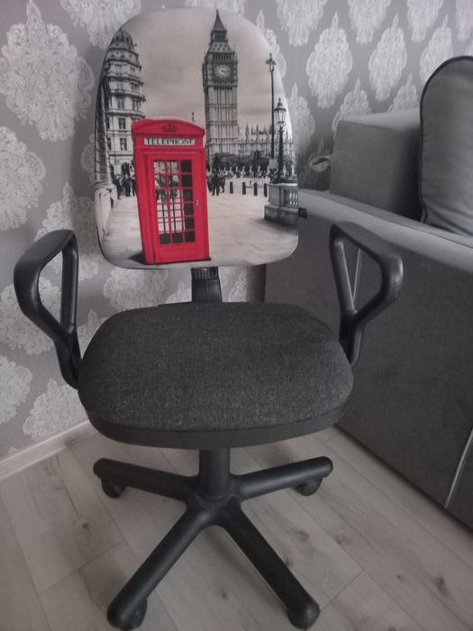 Офісне крісло на тканевій основі