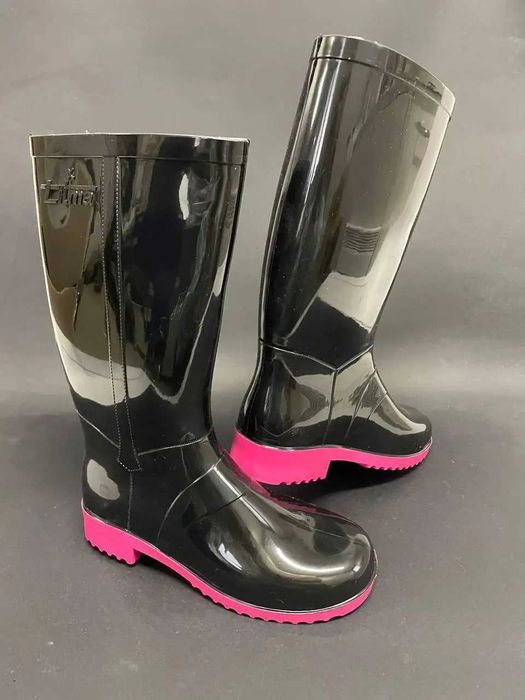Жіночі гумові чоботи. Чорні/рожева підошва