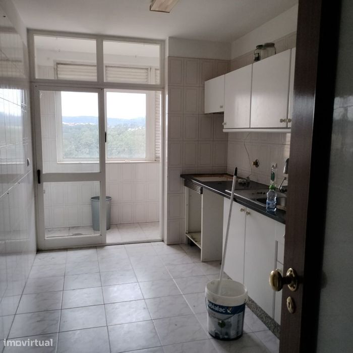 Apartamento T2 com lugar garagem e arrumo, remodelação incluída