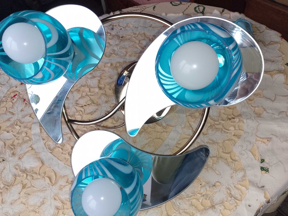 Люстра на три світильники синього кольору.