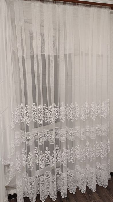Тюль з ніжною вишивкою