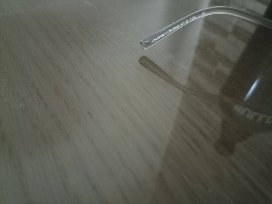 Óculos com lentes carlzeiss. Armação muito leve.