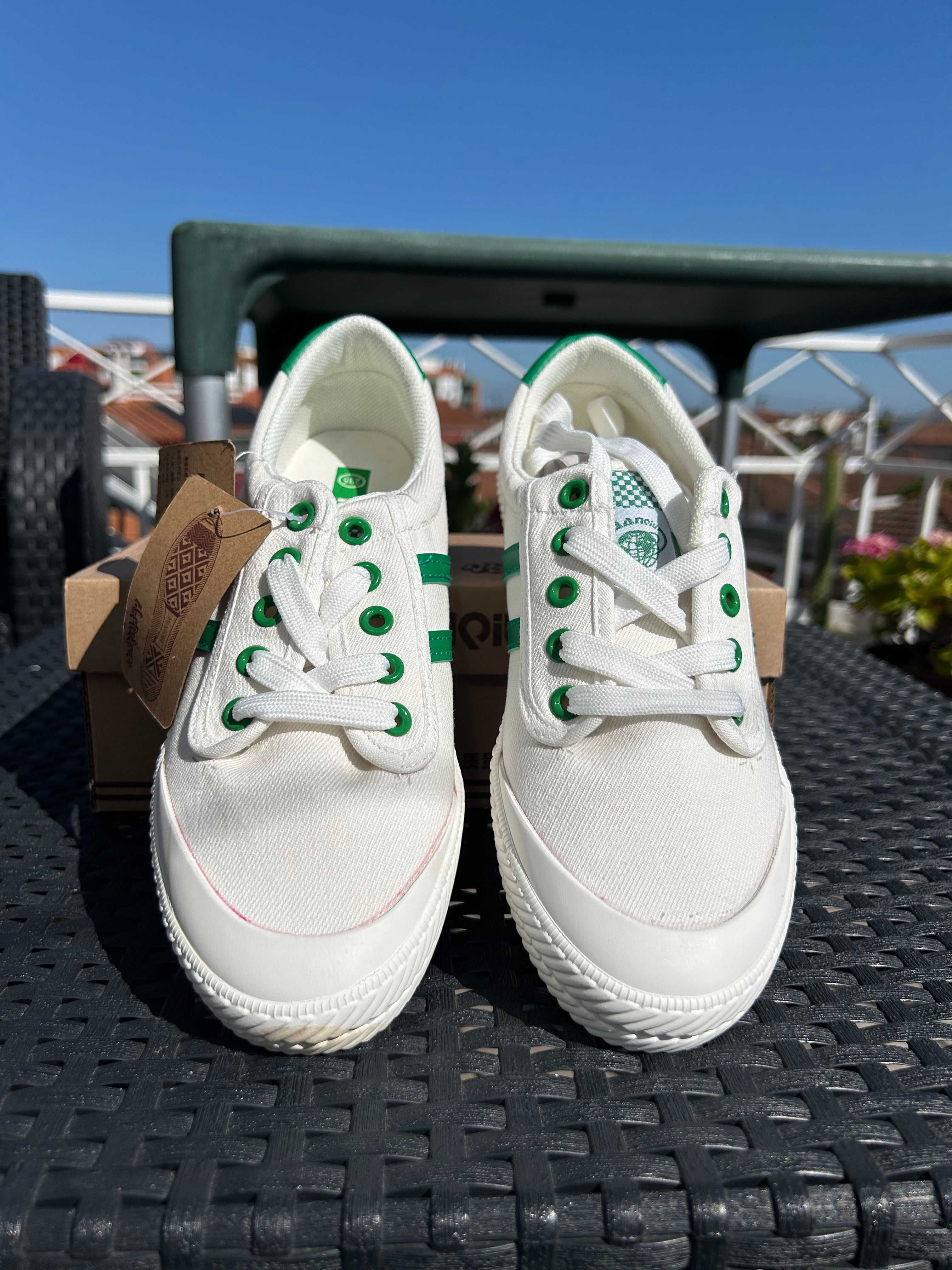 Tênis de Mulher branco com riscas Verde