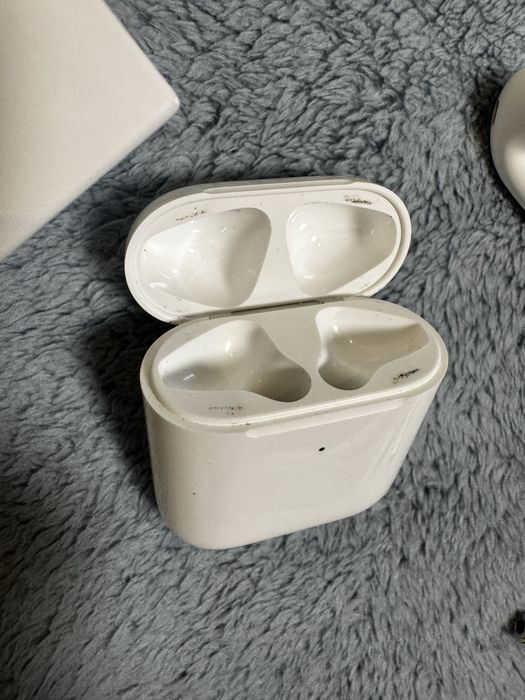 Airpods 2 gen with wireless charging case