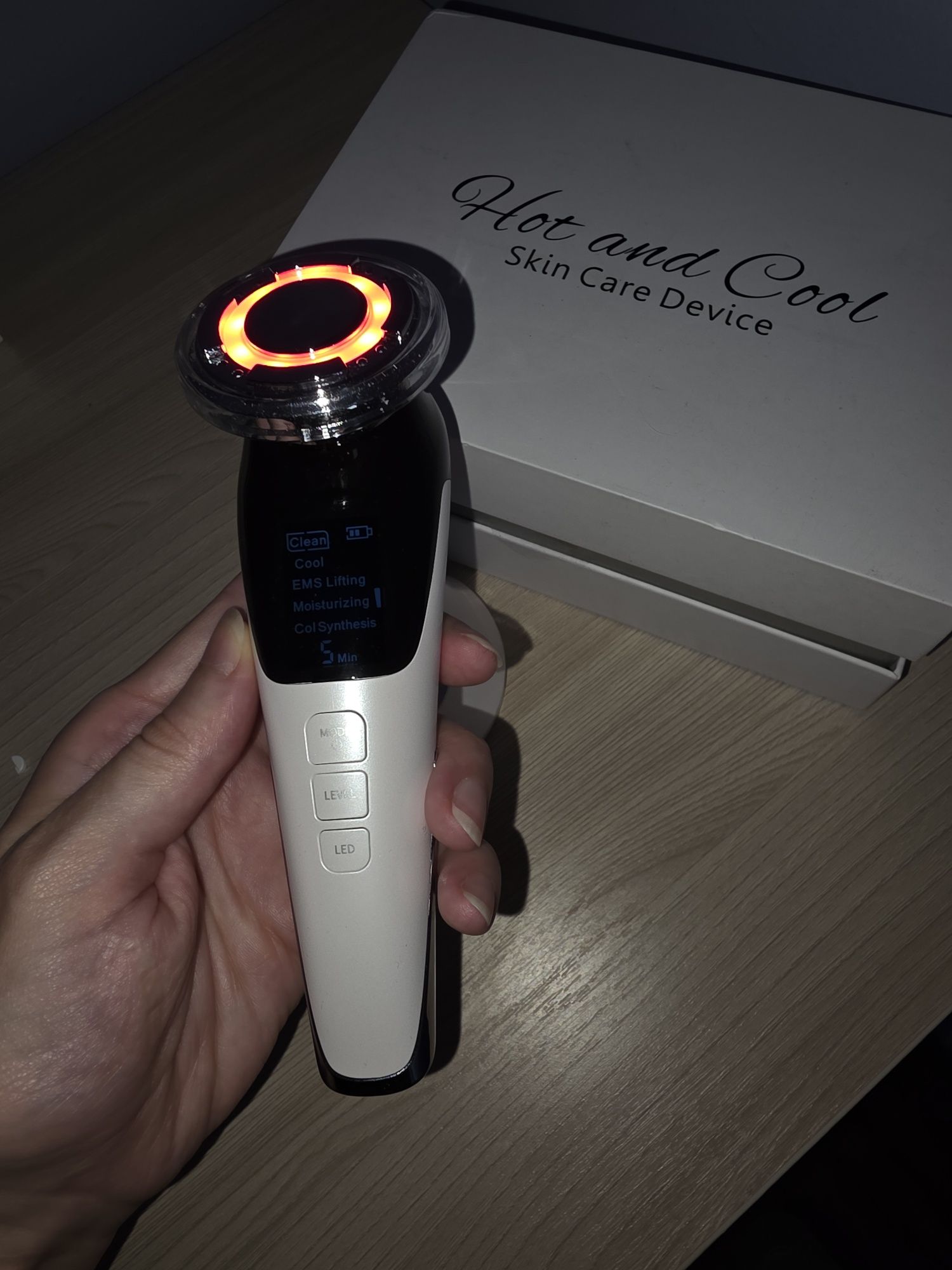 Мікрострумовий RF ліфтинг-масажер з функцією EMS та LED для обличчя