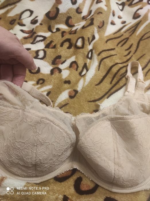 Бюстгальтер бежевий.