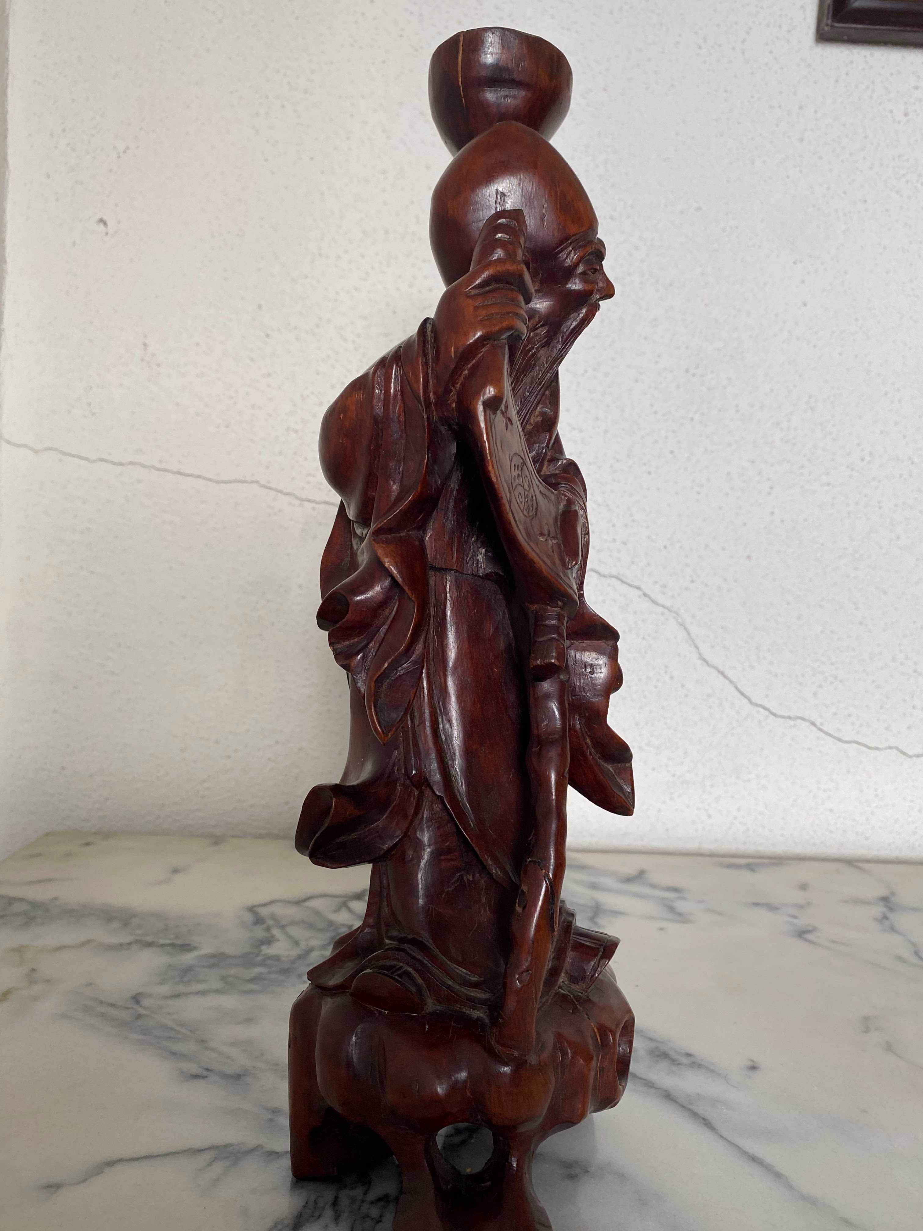Estatueta chinesa em madeira