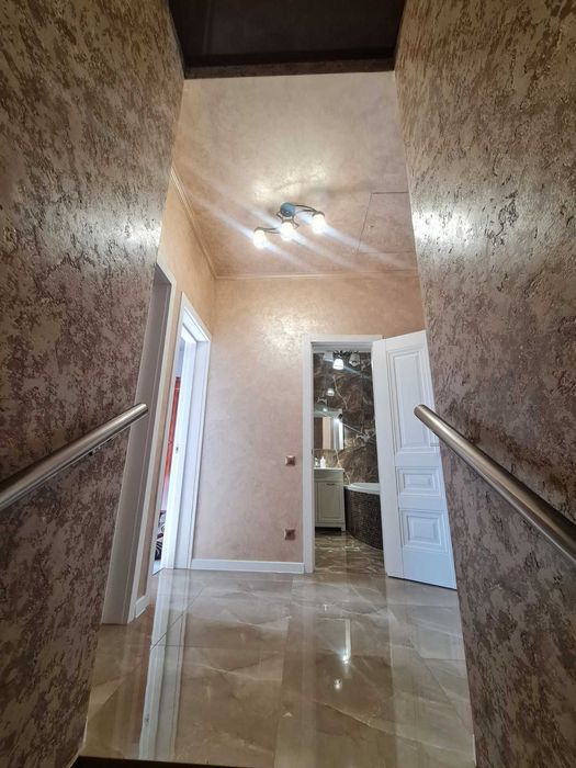 Хозяйский частный дом с гаражом на Таирова Левитана Королева