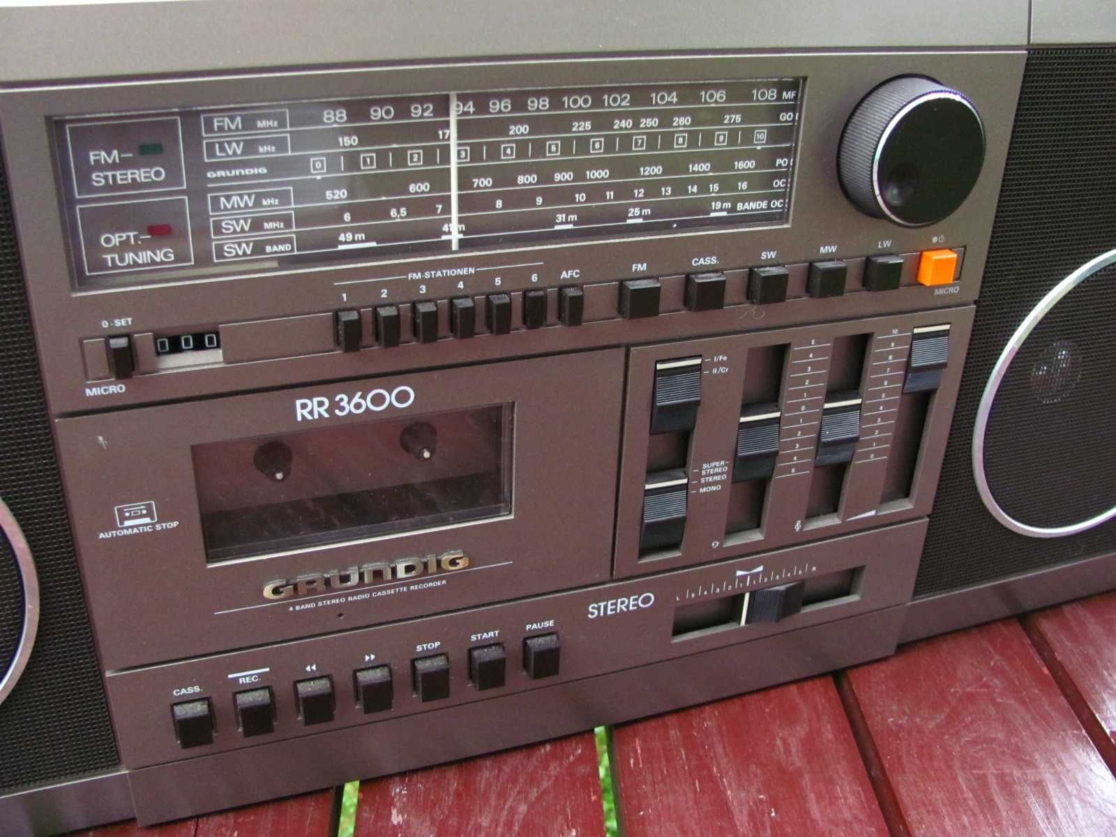 Stary Radiomagnetofon kasetowy przenośny Grundig RR3600