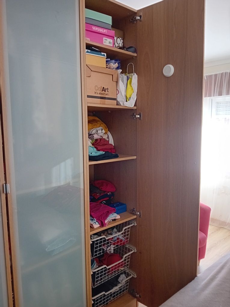 Vendo roupeiro praticamente novo com muita arrumação