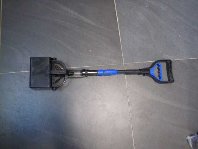 Łopata do zbierania psich kup odchodów z trawnika automatyczna