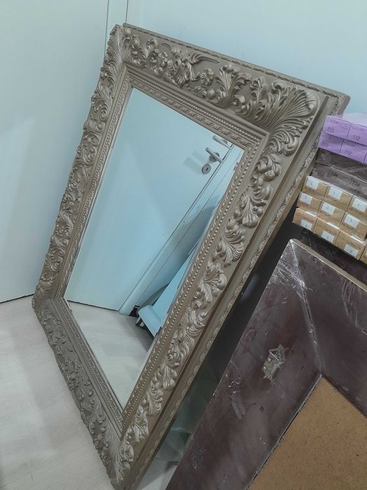 Vendo espelhos com moldura em madeira, tenho 12 unidades.