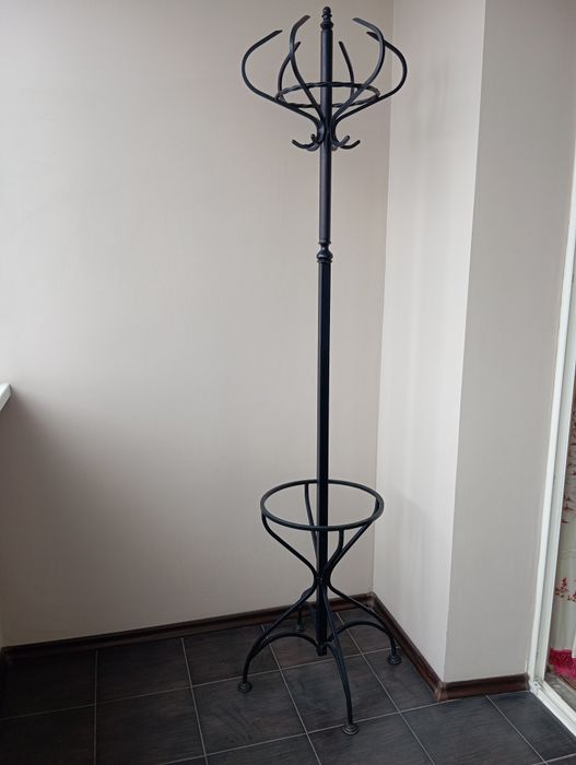 Вешалка напольная для одежды и зонтиков.